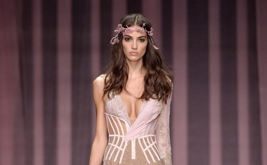 Foto: Atelier Versace v Parizu navdušil s sanjavo kolekcijo