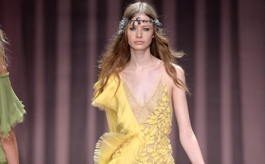 Foto: Atelier Versace v Parizu navdušil s sanjavo kolekcijo