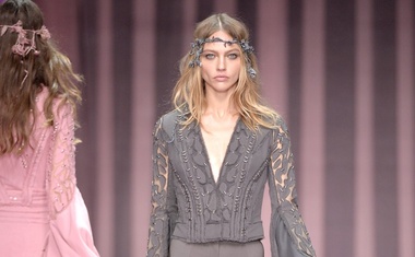 Foto: Atelier Versace v Parizu navdušil s sanjavo kolekcijo
