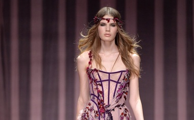 Foto: Atelier Versace v Parizu navdušil s sanjavo kolekcijo