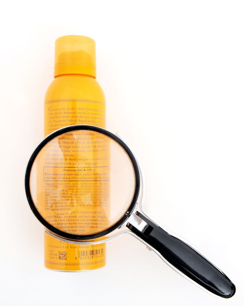 Etiketa sončne kreme pod drobnogledom (foto: Shutterstock)