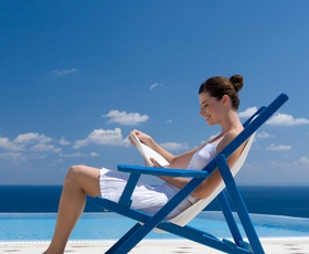 8 knjižnih novosti, s katerimi si boste lahko na plaži krajšali čas