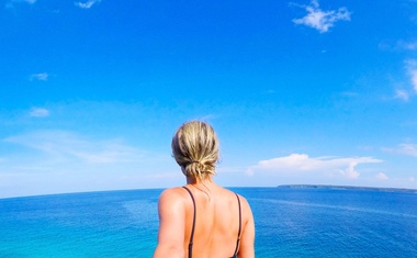 FOTO: Par, ki je s svojimi dopustniškimi fotografijami obnorel Instagram
