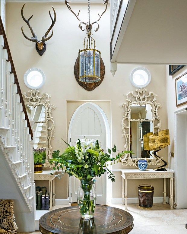 Vsi prostori delujejo elegantno tudi zaradi sveže barve zidov in stopnišča. Dodatki, kot so velika ogledala in rogovje, pa dajejo …