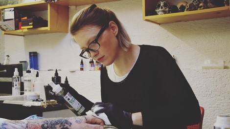 Špela Kobal, mojstrica tetovaž, nas je prevzela s svojo 'ČUDNOVITOSTJO'