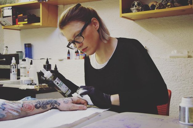 Špela Kobal, mojstrica tetovaž, nas je prevzela s svojo 'ČUDNOVITOSTJO' - Foto: PrtSc Instagram @tetovarna