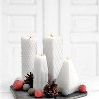 Čisto preprosta kompozicija s štirimi različnimi svečkami (foto: profimedia)