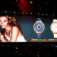 Navdušuje nas: Ženstvena Huawei pametna ura s Swarovski kristalčki (foto: Huawei)