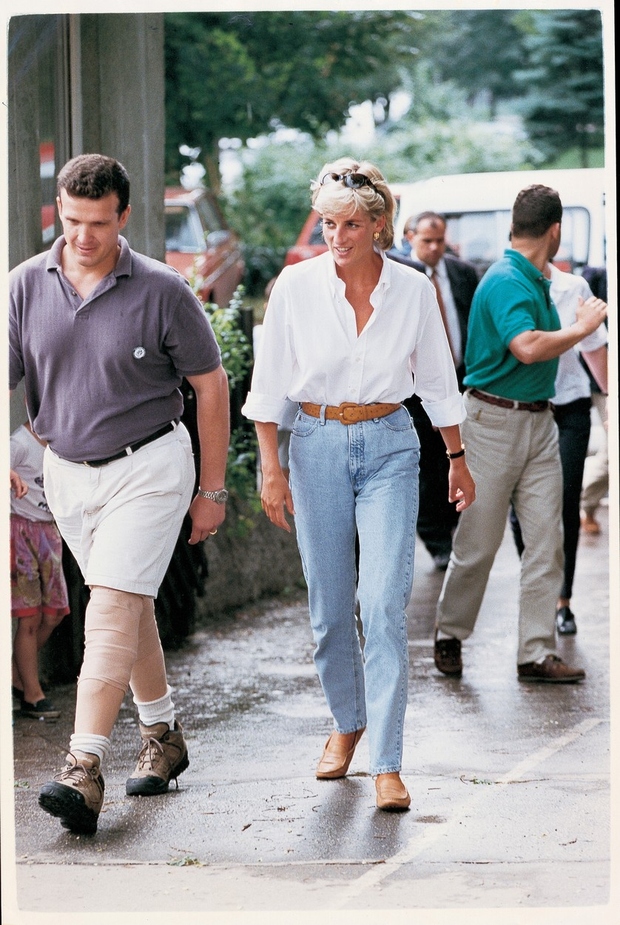 Princesa Diana leta 1997 v ohlapni beli srajci in lahkotnih kavbojkah.