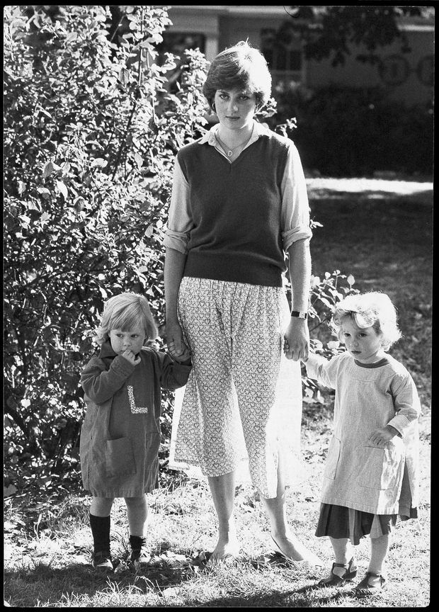 Princesa Diana leta 1980 v lahkotnih, širokih hlačah in pletenem brezrokavniku.