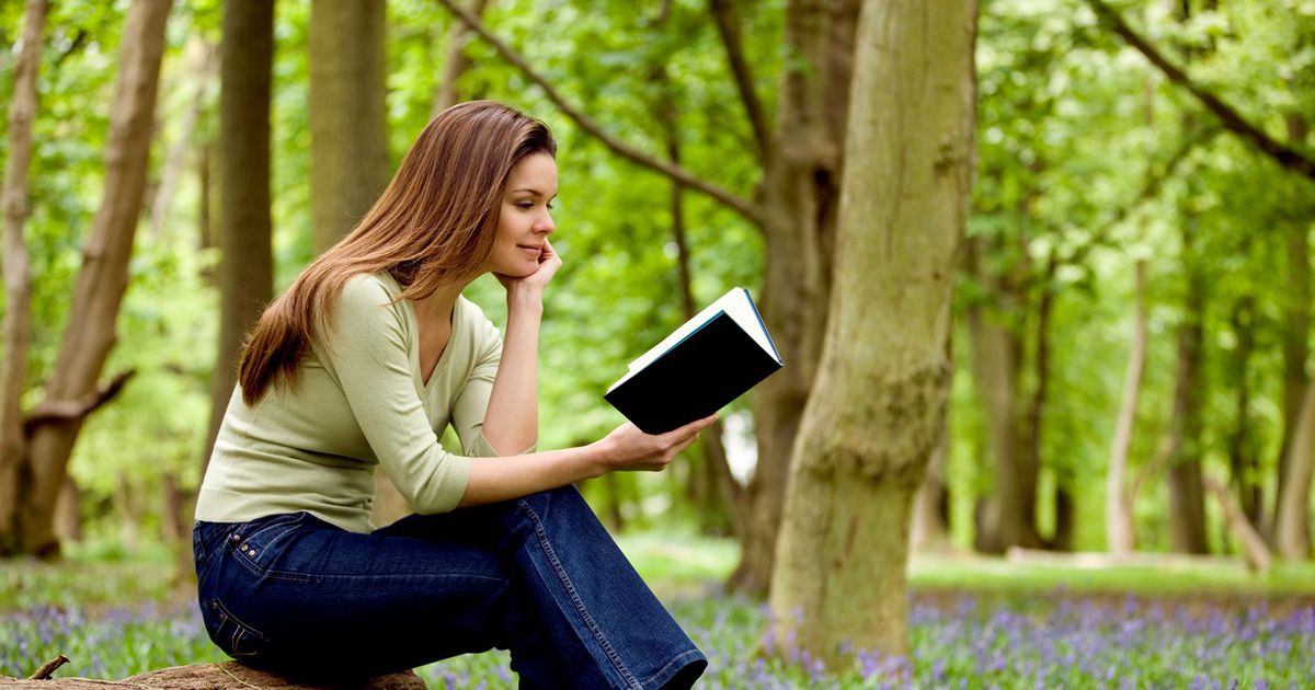 Field books. Чтение книги ноутбук улица фото. Reading Beauty. Young woman reading book. Woman reading a book when Phone Rang.