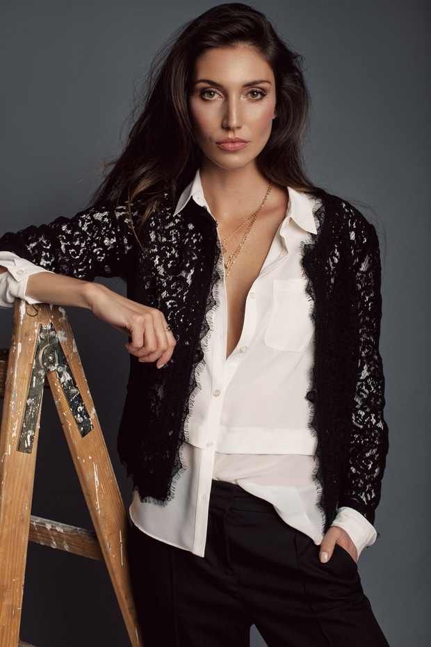 Srajčna bluza Sisley, 54,95 €; jakna Basler, 359,99 €; hlače Max & Co., 149 €; ogrlica Ulala, 5,95 €; prstan …