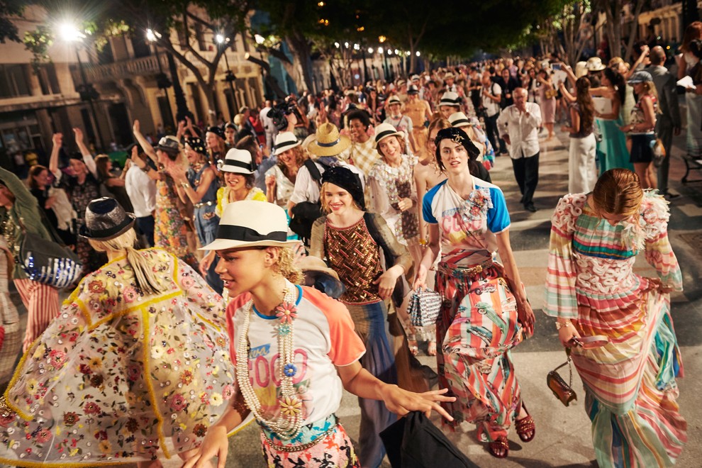 FOTO: Karl Lagerfeld je na Kubi predstavil Chanel 2016/17 Cruise kolekcijo