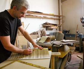 Wooditbe: Slovenec Tomaž Lipovec navdušuje z lesenimi torbicami