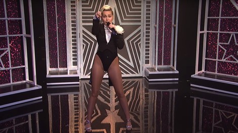 Miley Cyrus poje "I'm your man" in "I'm a woman". Vau!