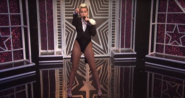 Mi smo mnenja, da je Miley Cyrus prava "vokalna elektrarna". - Foto: via youtube.com