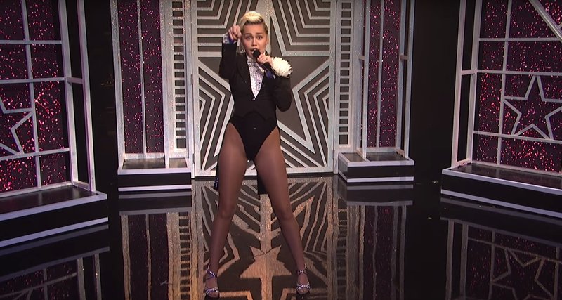 Mi smo mnenja, da je Miley Cyrus prava "vokalna elektrarna". (foto: via youtube.com)