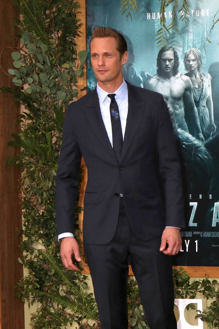 Njen soigralec, Alexander Skarsgard, pa se je odločil za običajno moško črno obleko, h kateri je kombiniral rjave čevlje. Šarmantnost …