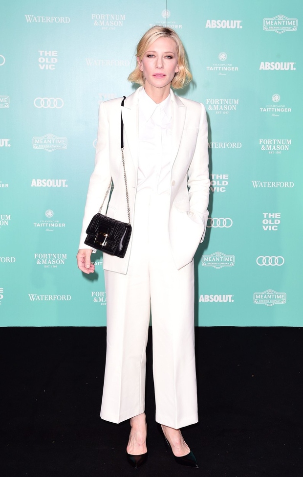 Cate Blanchett je obiskala The Old Vic, kjer je presenetila z elegantno belino.