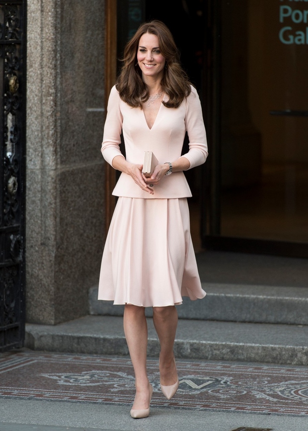 4. maj 2016 Kate ob obisku Londonske nacionalne galerije nosi kostim Alexandra McQueena in čevlje v kožnih odtenkih. Prefinjeno, kajne?