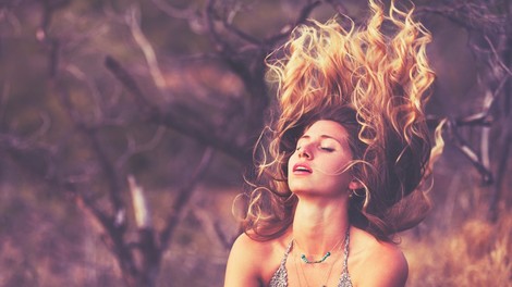 5 nasvetov, da bodo vaši lasje tudi poleti skrbno negovani in sijoči