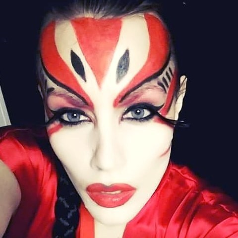 Taja Devi »Včasih sem rada poslušala klasike, saj sem pianistka od petega leta, v najstniških letih pa sta zavladala metal …