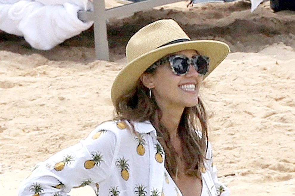 Aloha! Jessica Alba te dni svojo zavidljivo postavo zelo sproščeno razkazuje na eni izmed havajskih plaž. Videti je, da neizmerno …