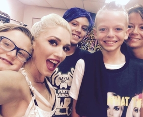 Poglejte, kako je Gwen Stefani med koncertom osrečila fantka, žrtev nasilja