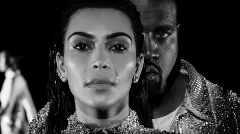 VIDEO: Kanye West v novem videospotu s Kim Kardashian »tuli z volkovi«