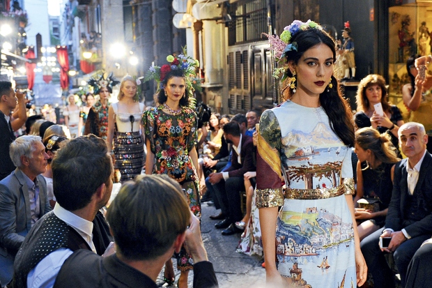 Neapeljsko življenje: Modna revija modne hiše Dolce&Gabbana Trend uprizarjanje modnih revij na mestnih ulicah je očitno preplavil modni svet. Od …