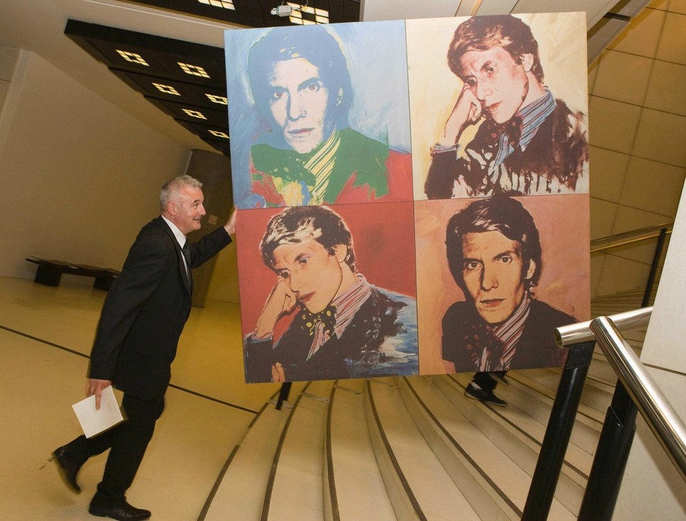 1974: Andy Warhol + Yves Saint Laurent Tokrat je bil navdih za ustvarjanje pop art slikar Andy Warhol, ki je …