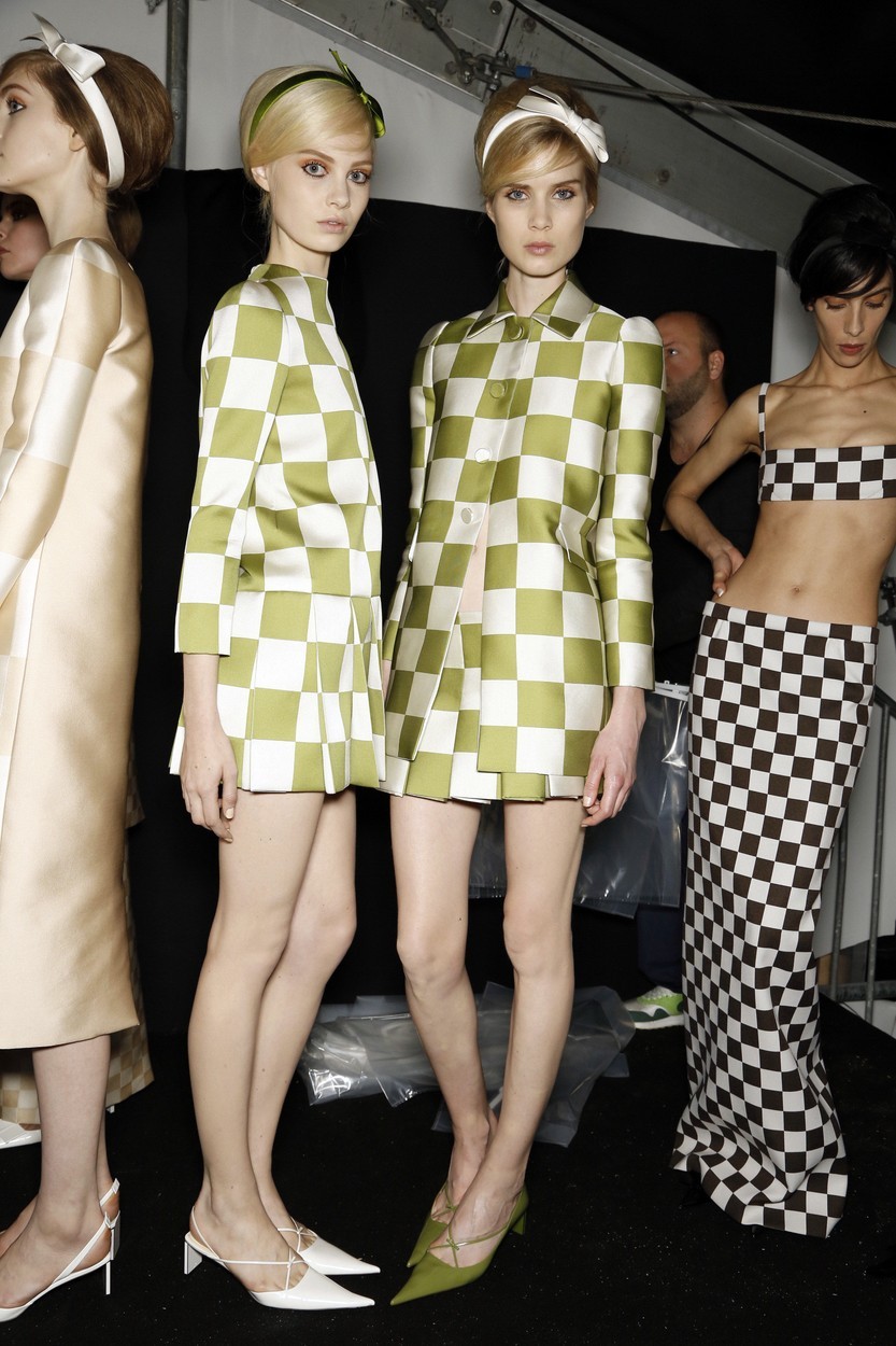 2013: Daniel Buren + Louis Vuitton Marc Jacobs je umetniku dal popolno svobodo pri ustvarjanju koncepta in oblikovanju oblačil. Tako …