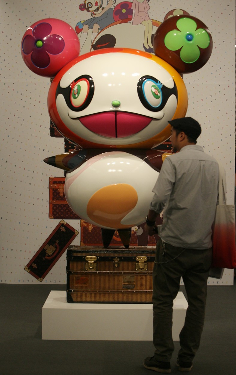 2004: Takashi Murakami + Louis Vuitton Slikar, kipar in ljubitelj animiranih filmov je usnjene izdelke kralja motiva monogramov potiskal s …