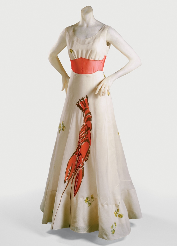 1938: Salvador Dali + Elsa Schiaparelli Tesna prijatelja Elsa in nadrealistični slikar Dali sta skupaj ustvarila znamenito obleko z jastogom.