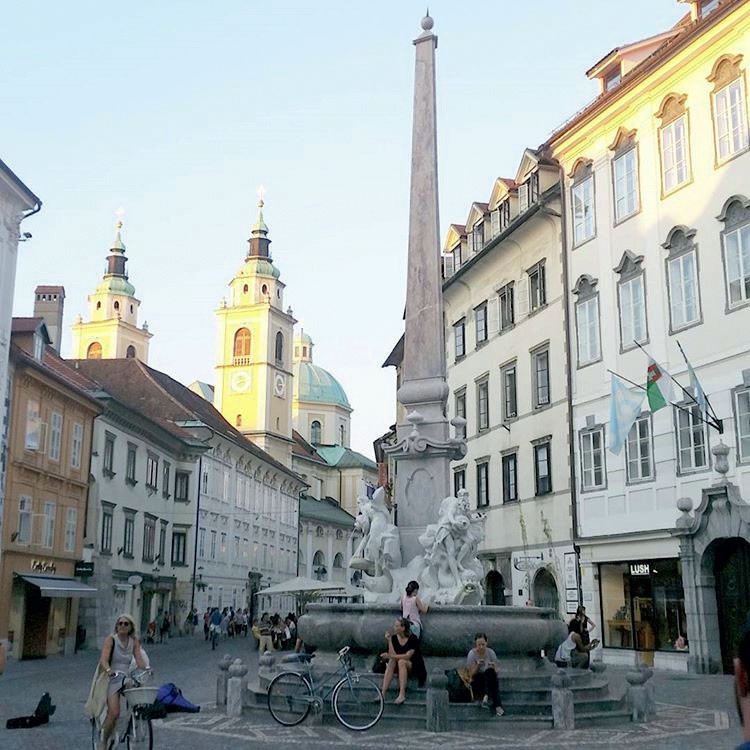 Ljubljano so preplavili turisti, ki se ne morejo načuditi njenim lepotam.