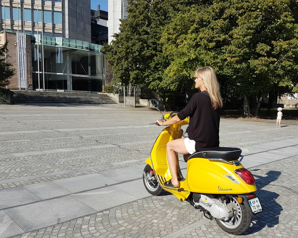 Vespa je sinonim za svobodo in mladostno razigranost, postala pa je tudi priljubljeno prevozno sredstvo za gospodične s prefinjenim okusom. …