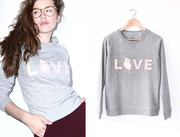 Špela Jambrek je siv pulover zapečatila z ljubeznijo. Beseda LOVE, natisnjena na pulover, piše zgodbo o ljubezni, s katero želi …