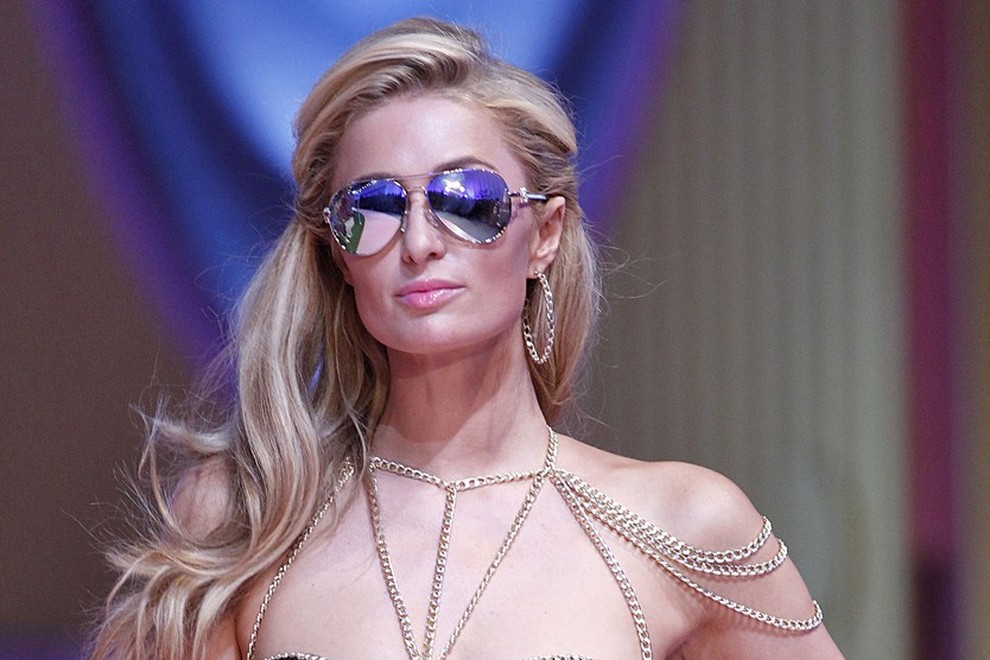 1. Paris Hilton … se je kot gostja udeležila modne revije Philippa Pleina ...