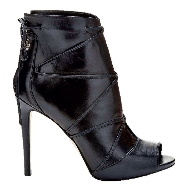 Gležnjarji Guess, 200 € Preberite še: http://www.elle.si/lifestyle/kako-v-jeseni-postati-inali-ostati-fit/