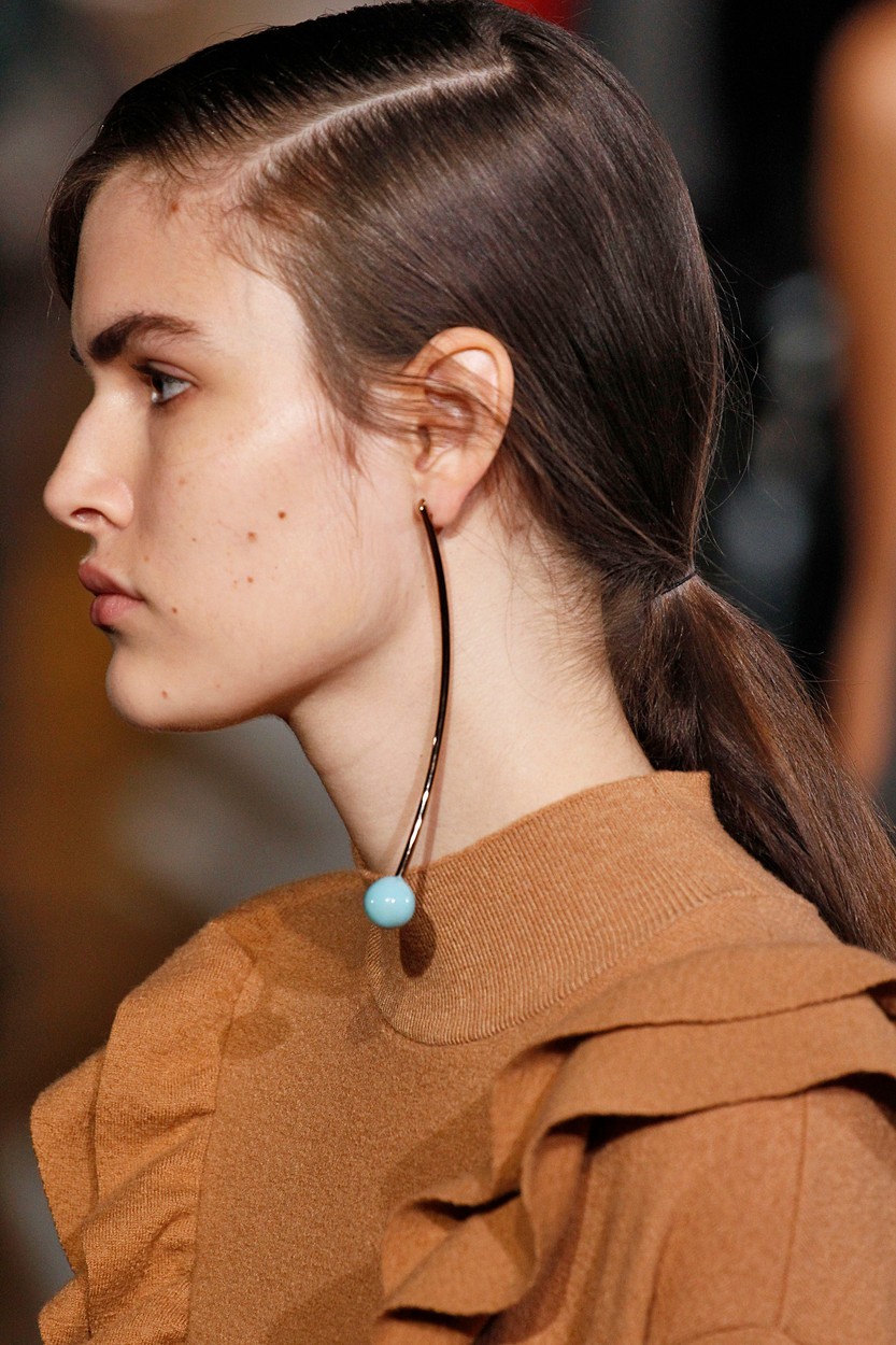 Stella Mccartney Preberite še: http://www.elle.si/moda/9-top-kosov-nakita-posutih-s-kamni-vseh-vrst/