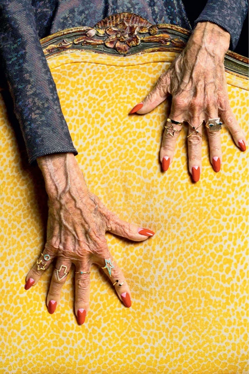 V zadnji kolekciji nakita - Magic Hands - je modne kose nakita predstavila na rokah starejših žensk. Za svoji muzi …