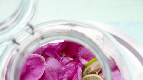 Kako pripraviti cvetlično dišavo kar doma?