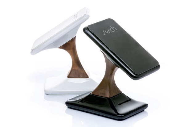 Stojalo za mobilne telefone in tablice iz keramike in orehovega lesa Swich omogoča brezžično polnjenje pametnih naprav, Studio Lutman Design …