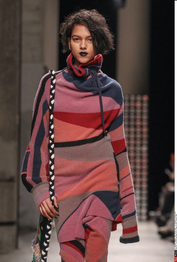 Barvit grafični vzorec na preveliki pletenini je drzna in igriva interpretacija novih osemdesetih. Oblačila in modni dodatki Westwood.