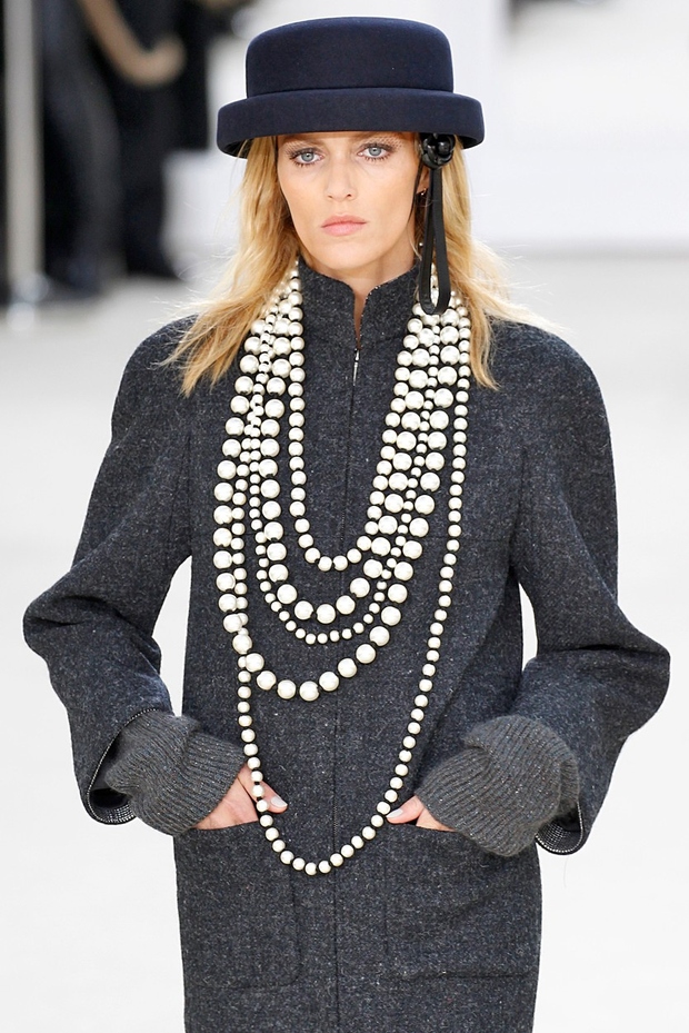 Po zgledu ikoničnega Chanela bomo temna oblačila to zimo ovekovečile s perlami na tisoč in en način ...