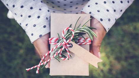 Kako zaviti darila, če nimate papirja