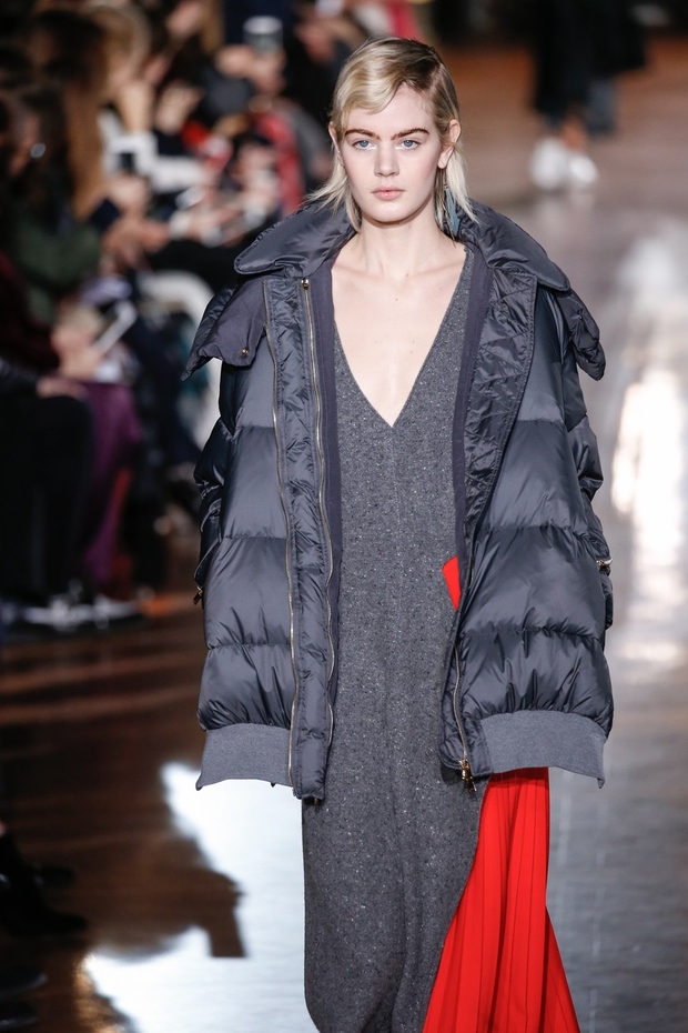 Stella McCartney vidi svojo zimsko bundo v družbi minimalistične obleke.