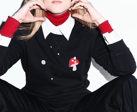 Peter Movrin x Viva's: Črni pulover iz organskega bombaža z rdečo mušnico, ki ga boste želeli imeti
