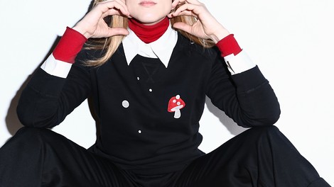 Peter Movrin x Viva's: Črni pulover iz organskega bombaža z rdečo mušnico, ki ga boste želeli imeti