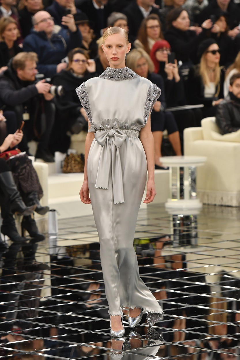 FOTO: Utrinki predstavitve Chanelove Haute Couture kolekcije za pomlad-poletje 2017